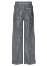 Load image into Gallery viewer, Baum und Pferdgarten Nanny
